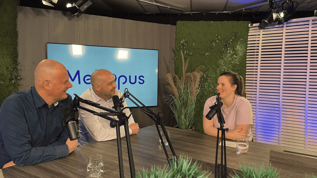 De twee managing partners van Meliopus aan tafel met de host van De Meliopus Podcast.